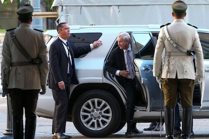 El presidente electo de Chile, José Antonio Kast, llega al palacio presidencial de La Moneda para reunirse con el actual presidente Gabriel Boric en Santiago de Chile