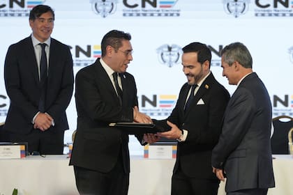 El presidente electo de Colombia, Abelardo de la Espriella, recibe sus credenciales del presidente del Consejo Nacional Electoral, Cristian Quiroz