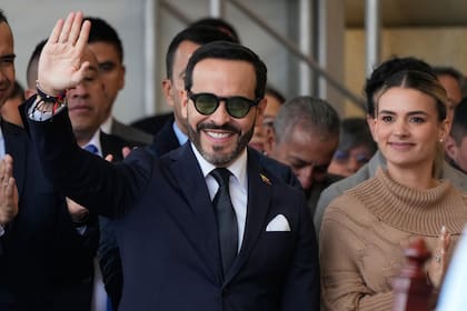 El presidente electo de Colombia, Abelardo de la Espriella, a la izquierda, saluda a sus seguidores junto a su esposa Ana Lucía Pineda durante una misa en honor a Nuestra Señora del Rosario de Chiquinquirá, en Chiquinquirá, Colombia, el 9 de julio de 2026.