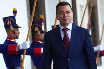 El presidente electo de Ecuador, Daniel Noboa, llega al palacio de gobierno para reunirse con el presidente Guillermo Lasso para iniciar el proceso de transición en Quito, Ecuador, el martes 17 de octubre de 2023. La toma de posesión del cargo está prevista para el 23 de noviembre. (AP Foto/Dolores Ochoa)