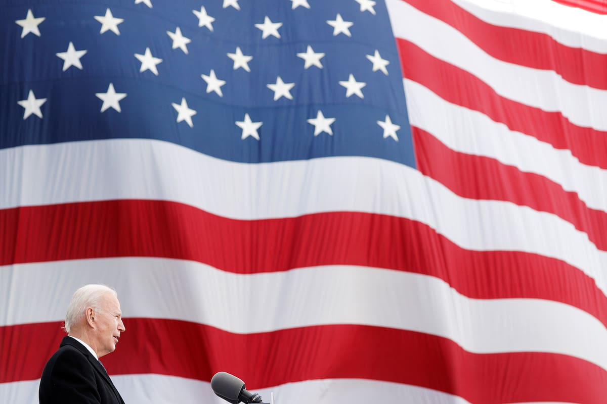 El presidente electo de EE. UU. Joe Biden habla durante un evento en el Centro de Reserva / Guardia Nacional Major Joseph R. "Beau" Biden III en el aeropuerto del condado de New Castle en New Castle, Delaware, EE. UU. El 19 de enero de 2021
