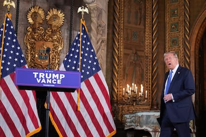 El presidente electo de EEUU, Donald Trump, llega a una conferencia de prensa en Mar-a-Lago el lunes 16 de diciembre de 2024 en Palm Beach, Florida. (AP Foto/Evan Vucci)