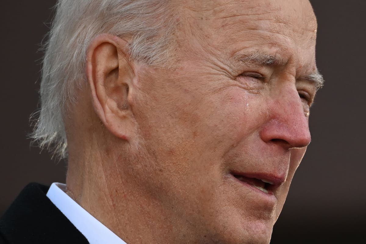 El presidente electo de Estados Unidos, Joe Biden, llora mientras habla en el Centro de Reserva / Guardia Nacional Major Joseph R. "Beau" Biden III en el aeropuerto de New Castle el 19 de enero de 2021, en Delaware, antes de partir hacia Washington