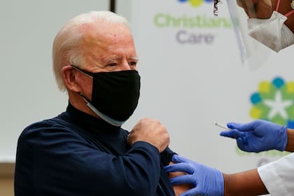El presidente electo de Estados Unidos, Joe Biden, recibe la vacuna contra el coronavirus de Pfizer y BioNTech en el campus de Christiana Care en Newark, Delaware, el 21 de diciembre de 2020