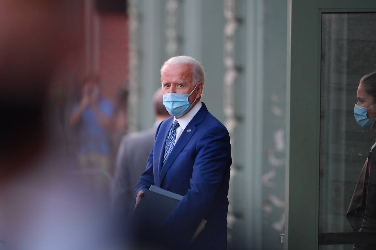 El presidente electo de Estados Unidos, Joe Biden, abandona el teatro Queen en Wilmington, Delaware, el 9 de noviembre de 2020