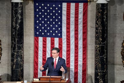 El presidente electo de la Cámara de Representantes, el republicano Mike Johnson, habla en el recinto, Washington, 25 de octubre de 2023. (AP Foto/Alex Brandon)