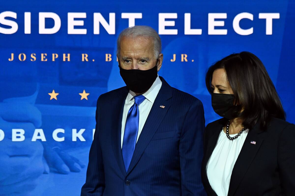 El presidente electo de los Estados Unidos, Joe Biden, llega con la vicepresidenta electa Kamala Harris para anunciar su equipo económico en el Queen Theatre en Wilmington, Delaware, el 1 de diciembre de 2020