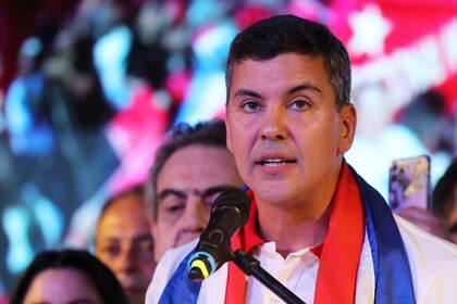 El presidente electo del Partido Colorado, Santiago Peña, habla desde su sede de campaña tras su victoria, en Asunción (Paraguay).