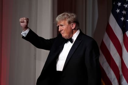 El presidente electo Donald Trump alza un puño tras hablar durante una gala del America First Policy Institute en su club Mar-a-Lago, el jueves 14 de noviembre de 2024, en Palm Beach, Florida. (AP Foto/Alex Brandon)