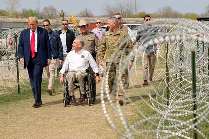 El presidente electo Donald Trump conversa con el gobernador de Texas, Greg Abbott, durante una visita a la frontera entre Estados Unidos y México, el 29 de febrero de 2024, en Eagle Pass, Texas. (AP Foto/Eric Gay, Archivo)