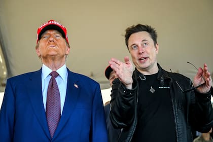 El presidente electo Donald Trump escucha a Elon Musk mientras llega para presenciar el despegue del mega cohete Starship de SpaceX en un vuelo de prueba desde Starbase, en Boca Chica, Texas, el 19 de noviembre de 2024. (Brandon Bell/Pool vía AP, Archivo)