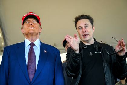 El presidente electo Donald Trump escucha a Elon Musk mientras llega para ver el mega cohete Starship de SpaceX despegar para un vuelo de prueba desde Starbase en Boca Chica, Texas, 19 de noviembre de 2024. (Brandon Bell/Pool via AP, archivo)
