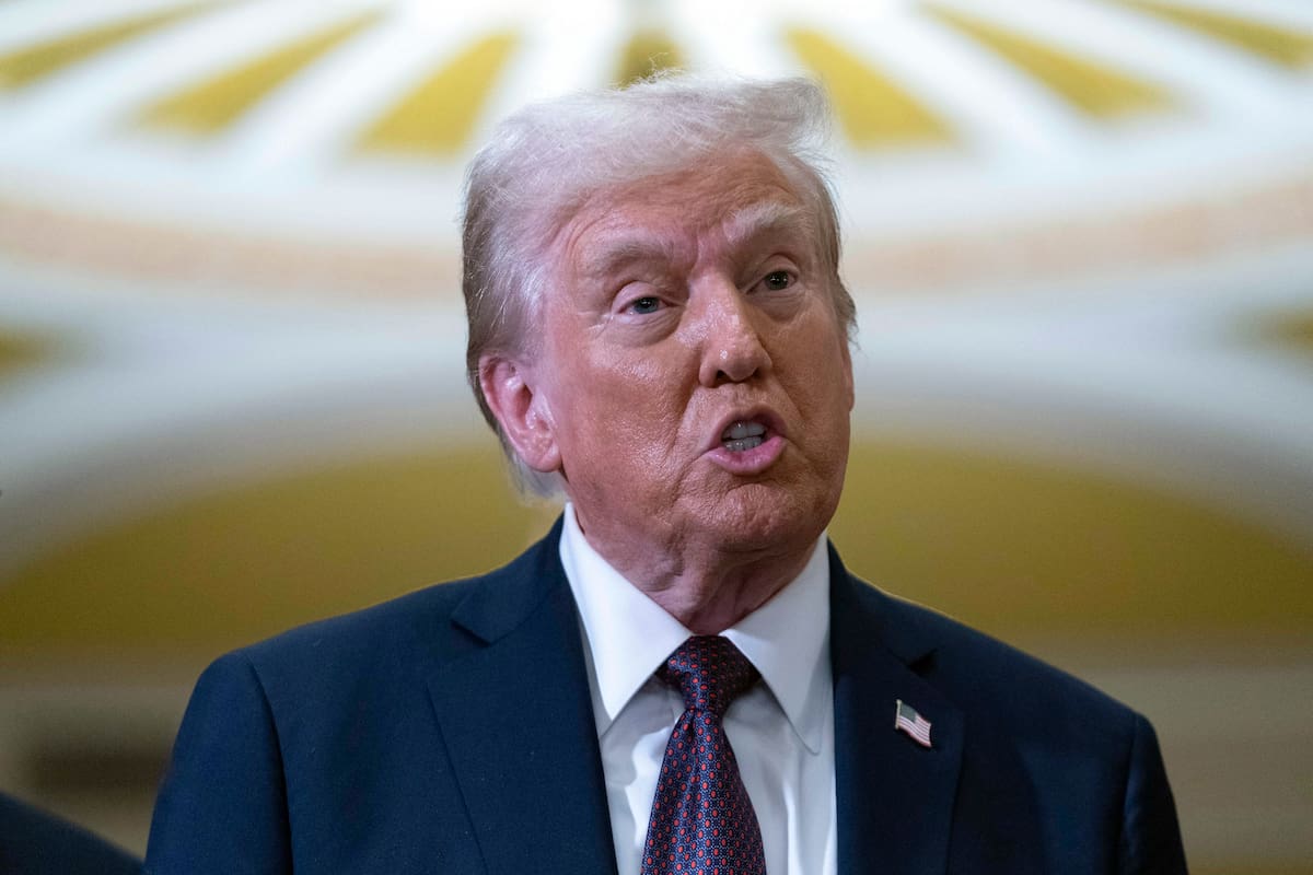 El presidente electo, Donald Trump, habla con reporteros tras reunirse con líderes republicanos en el Capitolio, el 8 de enero de 2025, en Washington. (AP Foto/Jose Luis Magana)