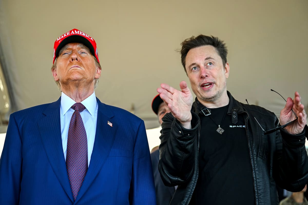 El presidente electo estadounidense Donald Trump escucha al magnate Elon Musk previo al despegue del megacohete Starship de la empresa SpaceX, propiedad de Musk, para un vuelo de prueba desde el centro de lanzamiento Starbase, el 19 de noviembre de 2024, en Boca Chica, Texas. (Brandon Bell/Foto compartida vía AP, archivo)
