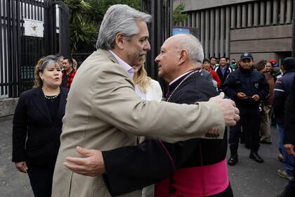 El presidente electo fue recibido por Monseñor Raymundo Maya Paz
