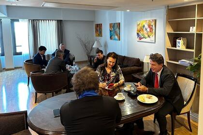 El presidente electo, Javier Milei, en una reunión de trabajo con el que empieza a ser su equipo