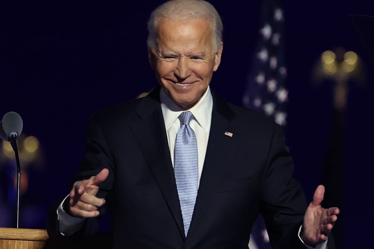 El presidente electo Joe Biden hace un gesto hacia la multitud en el Chase Center el 7 de noviembre de 2020 en Wilmington, Delaware