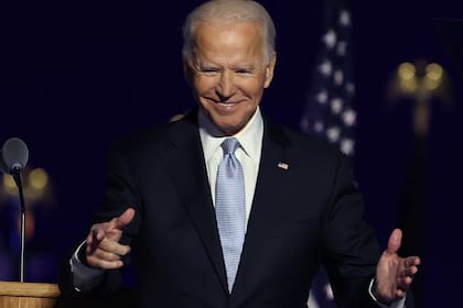 El presidente electo Joe Biden hace un gesto hacia la multitud en el Chase Center el 7 de noviembre de 2020 en Wilmington, Delaware