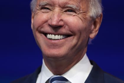 El presidente electo Joe Biden se dirige a los medios de comunicación el 10 de noviembre de 2020 en el Queen Theatre de Wilmington, Delaware