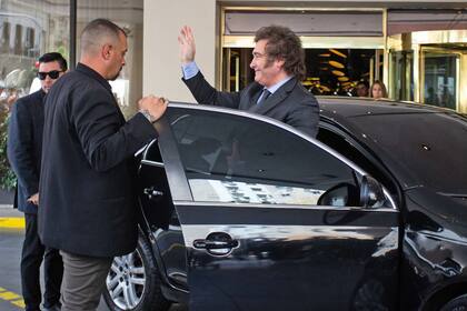 El presidente electo llegó a bordo de un Volkswagen Vento de quinta generación al Hotel Libertador tras su reunión con Alberto Fernández en Olivos