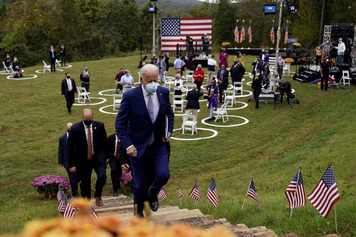 El presidente electo norteamericano Joe Biden se retira después de hablar en Mountain Top Inn Resort, el martes 27 de octubre de 2020, en Warm Springs, Georgia