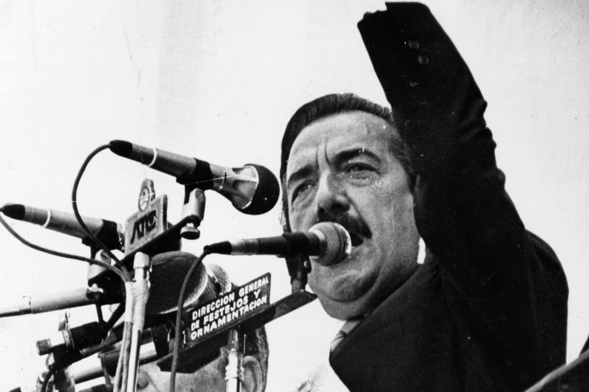 El presidente electo Raul Alfonsin se dirige a la multitud desde los balcones del Cabildo de Buenos Aires, durante el acto de AsunciÑn presidencial, el 10 de Diciembre de 1983.
Es la vuelta a la vida democratica en la Argentina.