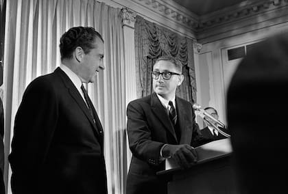 El presidente electo Richard Nixon y su asesor Henry Kissinger durante una conferencia de prensa en la sede de Nixon en el Hotel Pierre, Nueva York, el 2 de diciembre de 1968