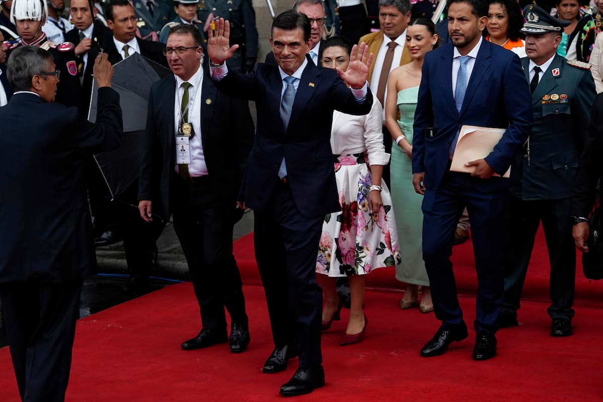 El presidente electo Rodrigo Paz, en el centro, cuando se dirigía a la Asamblea Legislativa para su ceremonia de juramentación en La Paz, Bolivia