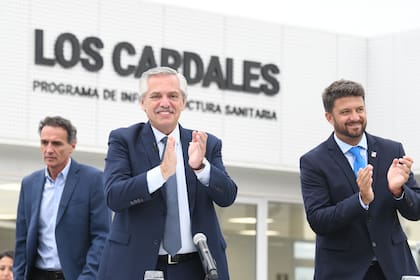 El Presidente en el nuevo hospital de Los Cardales. Detrás, el ministro de Obra Pública, Gabriel Katopodis, y el intendente de Exaltación de la Cruz, Diego Nanni.