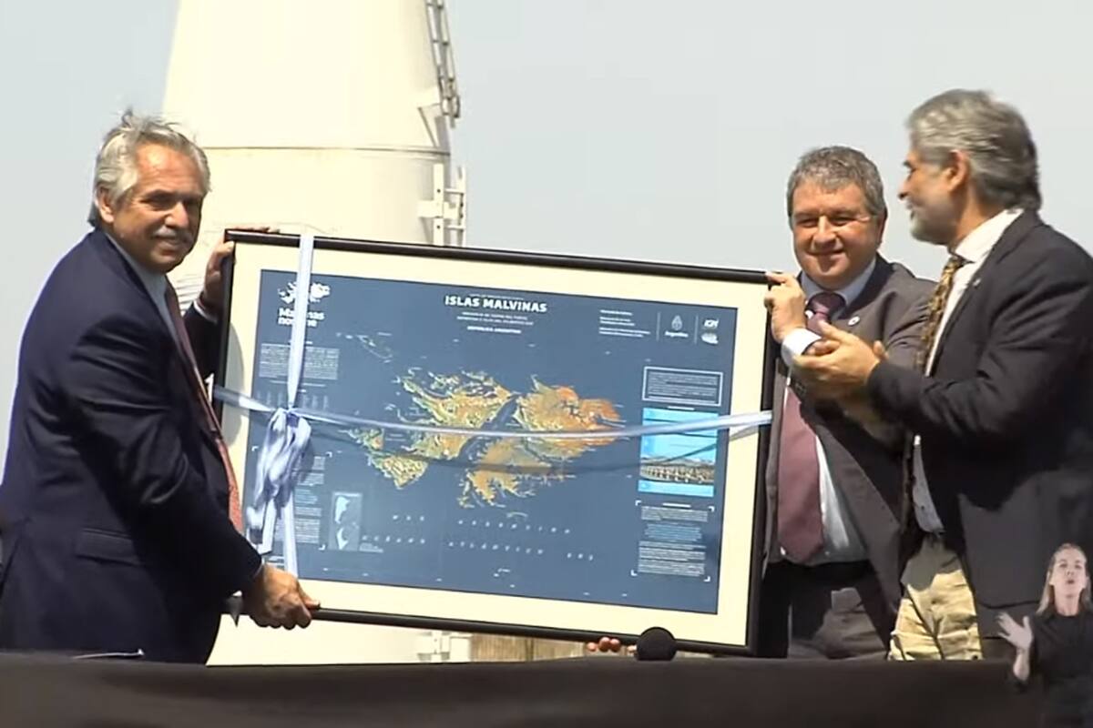 El presidente encabeza la firma para el desarrollo del lanzador de satélites Tronador II.