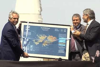 El presidente encabeza la firma para el desarrollo del lanzador de satélites Tronador II.