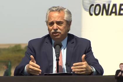 El presidente encabeza la firma para el desarrollo del lanzador de satélites Tronador II.