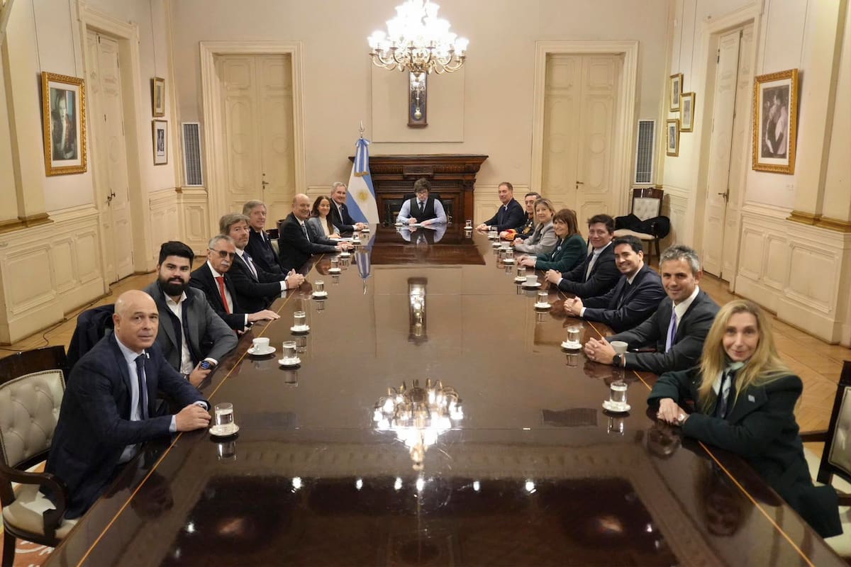 El Presidente encabezó la ultima reunión de Gabinete en Casa Rosada, el 9 de julio pasado
Tras participar del Tedeum por el Día de la Independencia en la Catedral Metropolitana de Buenos Aires, el presidente Javier Milei encabezó una reunión de Gabinete en Casa Rosada.
Durante el encuentro, el jefe de Estado brindó detalles sobre el proyecto de reforma de la Carta Orgánica del Banco Central de la República Argentina (BCRA) que se encuentra en elaboración por parte del Poder Ejecutivo.
Asimismo, informó que el Gobierno trabaja en la finalización del texto del anteproyecto, cuyo anuncio oficial se prevé para las próximas semanas. Una vez concluido, será enviado al Congreso de la Nación para su tratamiento. En ese marco, el jefe de Estado realizará una presentación en profundidad de los alcances y objetivos de la iniciativa.