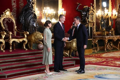 El presidente español, Pedro Sánchez, saluda a los reyes de España