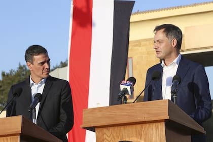 El presidente español, Pedro Sánchez, y el primer ministro belga, Alexander de Croo, al hablar en Rafah, Egipto, en la frontera con la Franja de Gaza. (AP/Mohammed Asad)