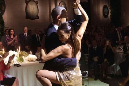El presidente estadounidense, Barack Obama, bailó tango con la bailarina Mora Godoy en el CCK
AFP