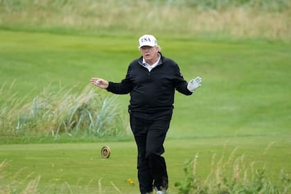 El presidente estadounidense Donald Trump mientras juega al golf en el campo Trump Turnberry, en Turnberry, Escocia, el domingo 27 de julio de 2025. (AP Foto/Alastair Grant)
