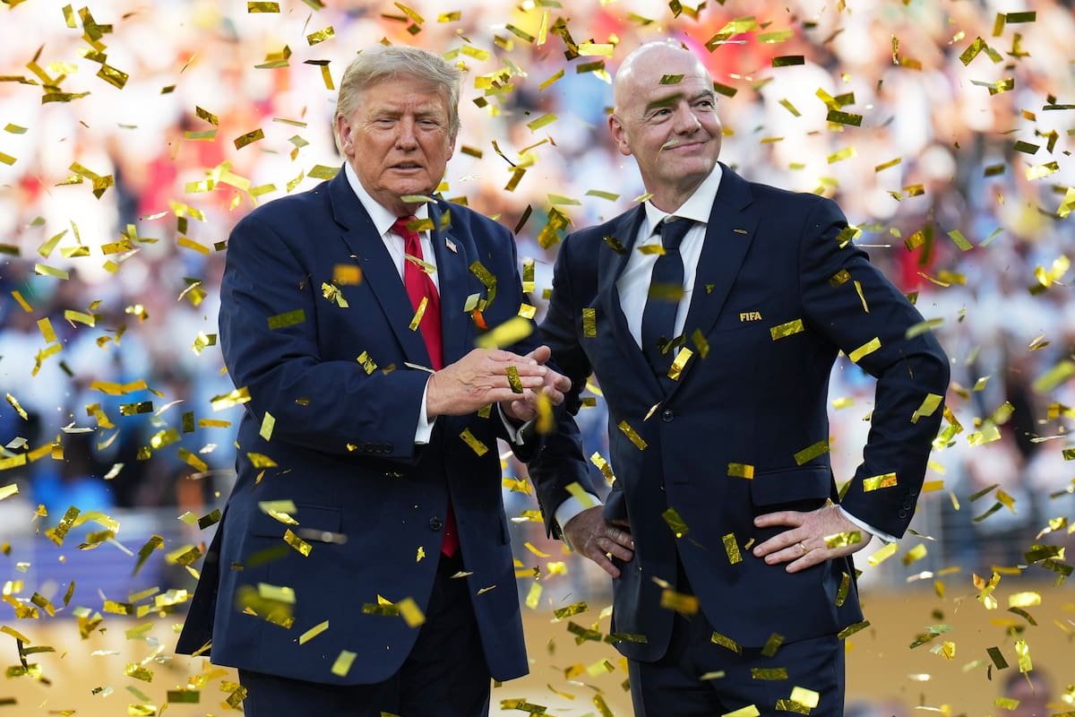 El presidente estadounidense Donald Trump (izquierda) y el presidente de la FIFA Gianni Infantino ba