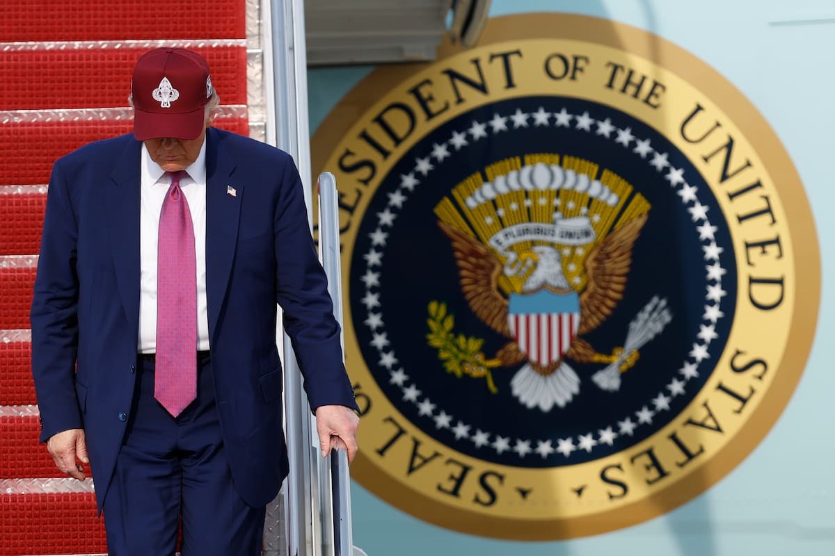 El presidente estadounidense, Donald Trump, desciende de las escaleras del avión presidencial tras aterrizar en la Base Conjunta Andrews, en Maryland, el martes