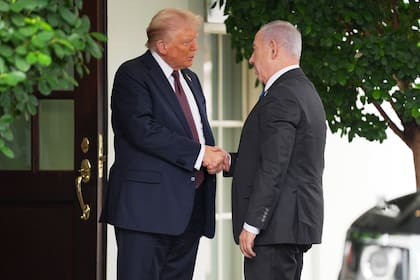 El presidente estadounidense Donald Trump, izquierda, saluda al primer ministro israelí Benjamin Netanyahu en la Casa Blanca, el lunes 29 de septiembre de 2025, en Washington. (AP Foto/Evan Vucci)