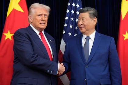 El presidente estadounidense Donald Trump, a la izquierda, y el presidente chino Xi Jinping se dan la mano antes de su reunión previa a la cumbre en el Aeropuerto Internacional de Gimhae, el jueves 30 de octubre de 2025, en Busan, Corea del Sur