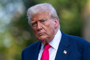 El presidente estadounidense, Donald Trump, camina en el jardín sur de la Casa Blanca, en Washington (AP Foto/Alex Brandon)