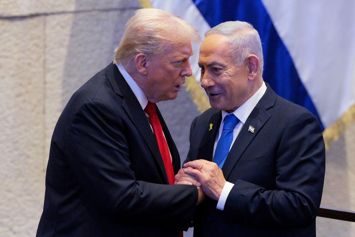 El presidente estadounidense Donald Trump con el primer ministro israelí Benjamin Netanyahu en la Knéset (parlamento israelí) en Jerusalén el 13 de octubre del 2025. (Chip Somodevilla/Pool via AP)