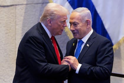 El presidente estadounidense Donald Trump con el primer ministro israelí Benjamin Netanyahu en la Knéset (parlamento israelí) en Jerusalén el 13 de octubre del 2025. (Chip Somodevilla/Pool via AP)