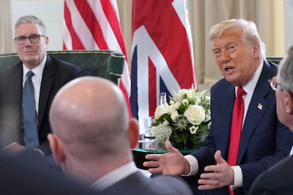 El presidente estadounidense Donald Trump (der) y el primer ministro británico Keir Starmer (izq) hablan con la prensa en el Campo de Golf Trump Turnberry en Turnberry, Escocia, el 28 de julio del 2025. (AP foto/Jacquelyn Martin)