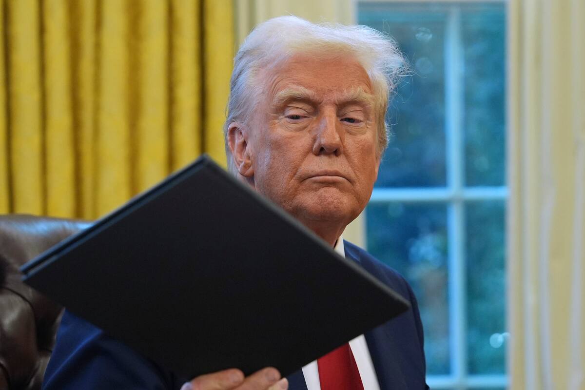 El presidente estadounidense Donald Trump firma órdenes ejecutivas en la Casa Blanca