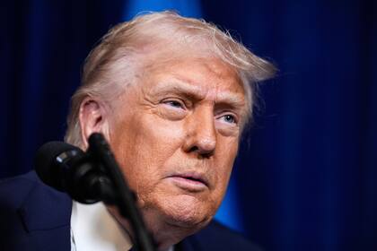 El presidente estadounidense Donald Trump habla durante una rueda de prensa conjunta con el presidente ucraniano Volodimir Zelensky tras una reunión en su club Mar-a-Lago, el domingo 28 de diciembre de 2025