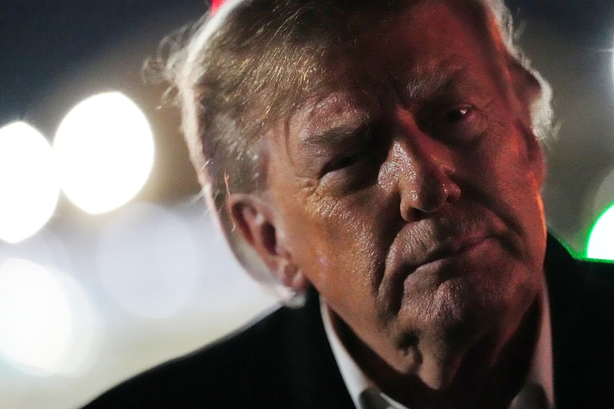 El presidente estadounidense Donald Trump habla con reporteros tras su llegada en el Air Force One,