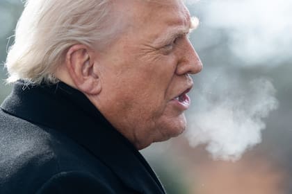 El presidente estadounidense Donald Trump habla con los medios mientras camina hacia el helicóptero Marine One antes de partir del jardín sur de la Casa Blanca en Washington, D.C., el 27 de enero de 2026, rumbo a Iowa