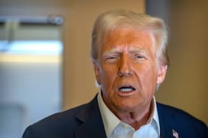 El presidente estadounidense, Donald Trump, habla con los reporteros a bordo del Air Force One en un viaje de Las Vegas a Miami, el 25 de enero de 2025. (AP/Mark Schiefelbein)